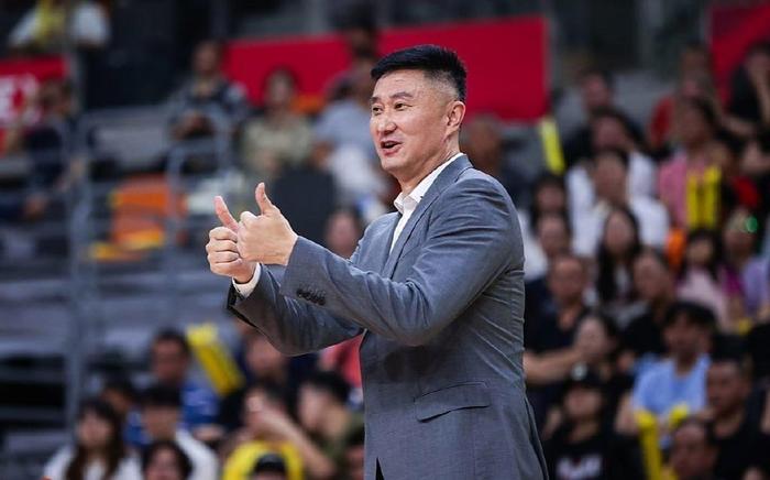 杜锋仅7人可用，刘晓宇向教练转型，广州后卫离队，杨瀚森练三分